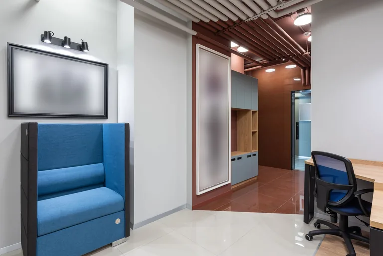Petit bureau contemporain avec éclairage de plafond et postes de travail